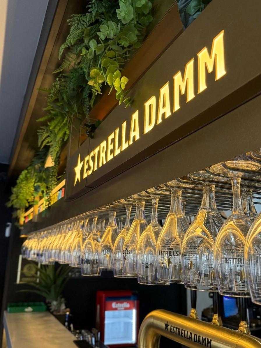Barra con tirador Estrella Damm y copas